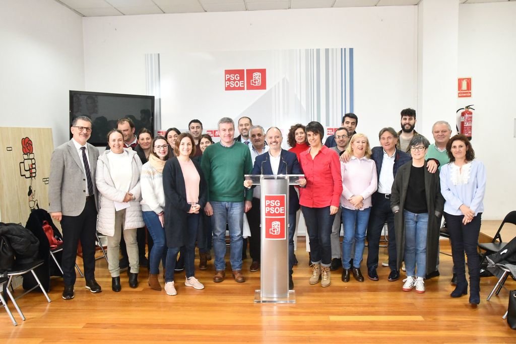 El comité ejecutivo provincial del PSOE, con el vigués David Regades, ayer en Pontevedra.