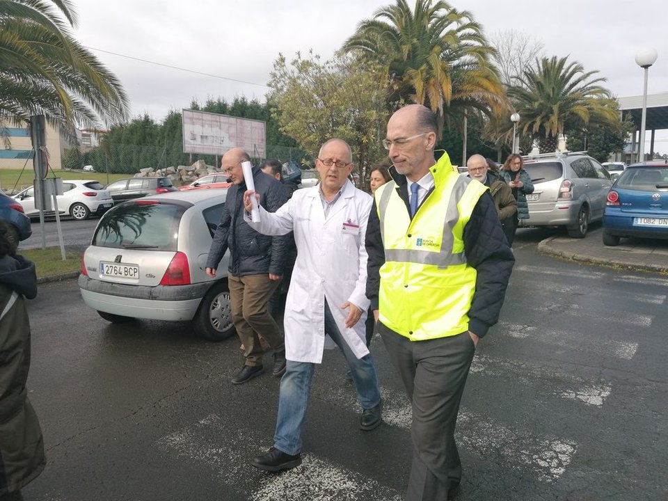El conselleiro de sanidade, Jesús Vázquez Almuíña, junto a un facultativo en una visita a Ferrol.