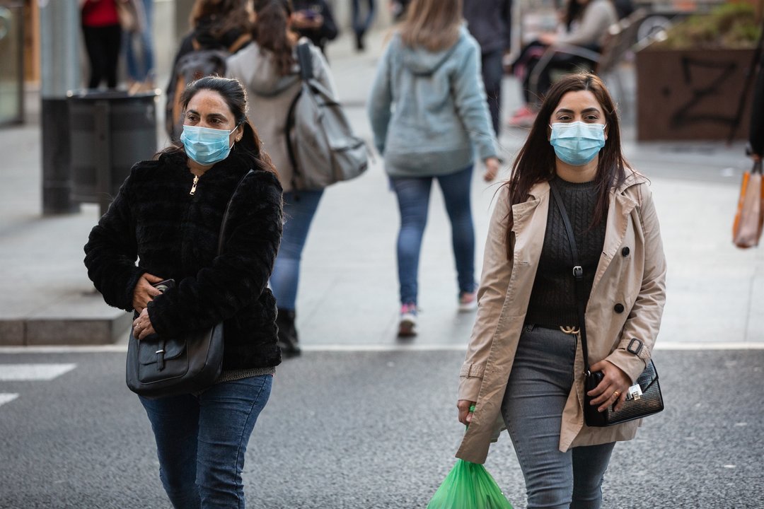 Personas con mascarilla en Barcelona por el brote de coronavirus