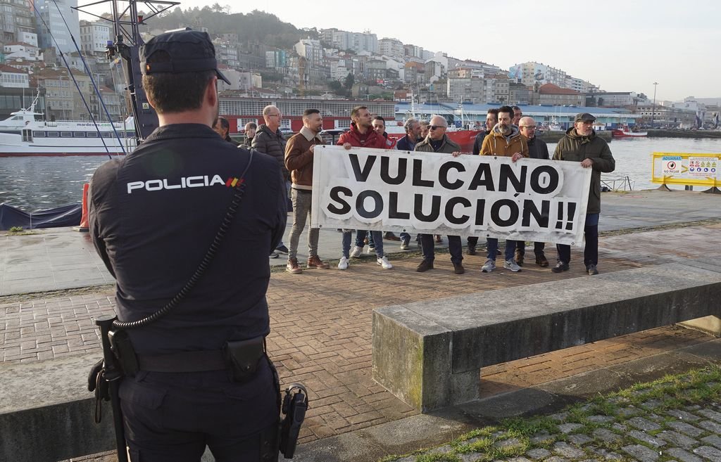 Extrabajadores de Vulcano, ayer ante el consejo del Puerto, como en otras ocasiones.