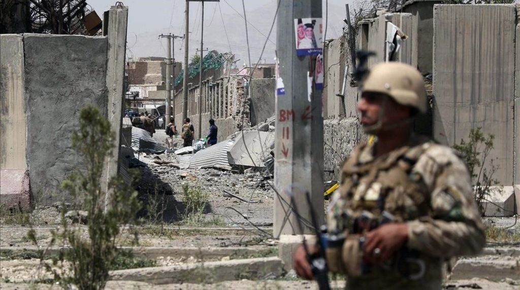 Un soldado talibán vigila una zona afectada por el conflicto con Estados Unidos.