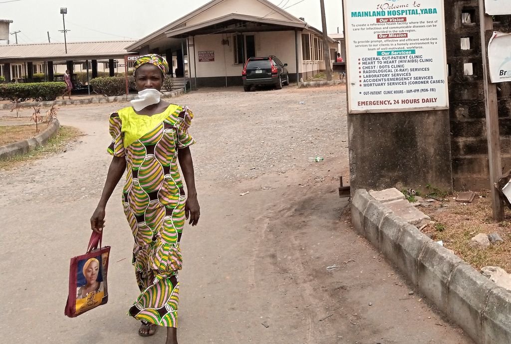 Una mujer nigeriana abandona el hospital Yaba Mainland de Lagos (Nigeria).