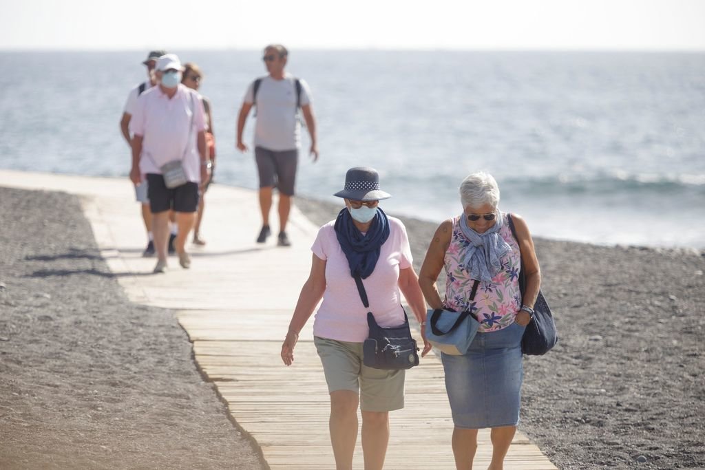 Varios turistas dan un paseo por las inmediaciones del hotel Adeje de Tenerife.