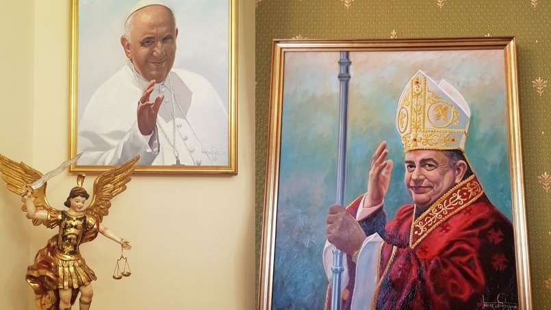 Los retratos del Papa Francisco y monseñor Rodríguez Carballo.
