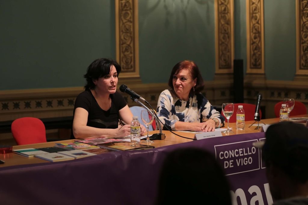 Iolanda Zúñiga fue la escritora invitada en el recital de poesía de género, organizado por el Consello Municipal da Muller.
