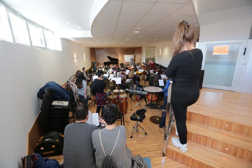 La Orquesta Clásica de Vigo hizo ayer un ensayo a puertas abiertas en la Escuela de Música.
