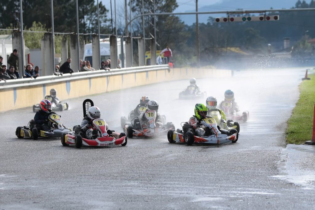 Las carreras de las diferentes categorías del Karting de O Porriño se disputaron sobre mojado.