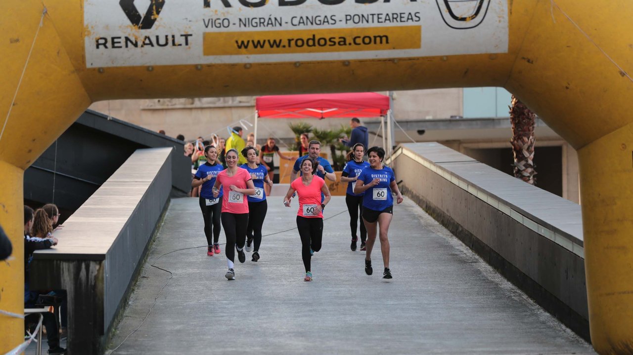 La participación femenina es cada año más alta sobre un recorrido de 5.000 metros que discurre por el paseo de As Avenidas, el centro comercial A Laxe y el muelle de trasatlánticos.