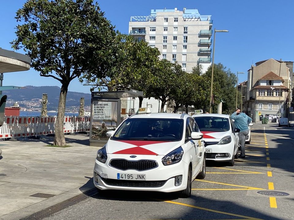 La nueva parada de taxis ya está instalada en el Paseo de Alfonso.