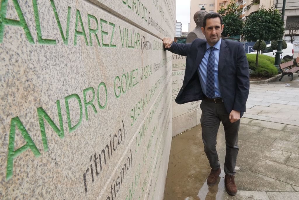 Leopoldo Centeno, nacido en Lugo y residente en Vigo, posa en el monumento a los olímpicos.