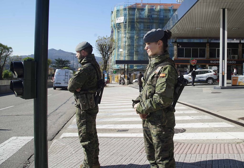 Militares, en la plaza de España, durante la jornada de ayer.