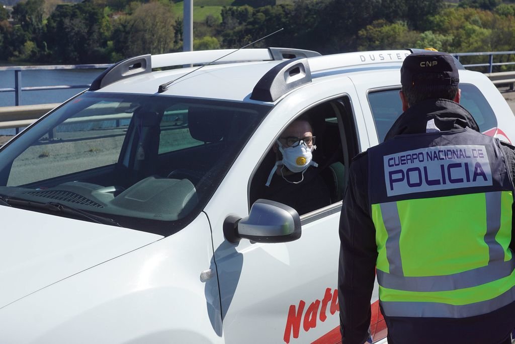 Policía al salir de España, y la GNR a la entrada de Portugal.