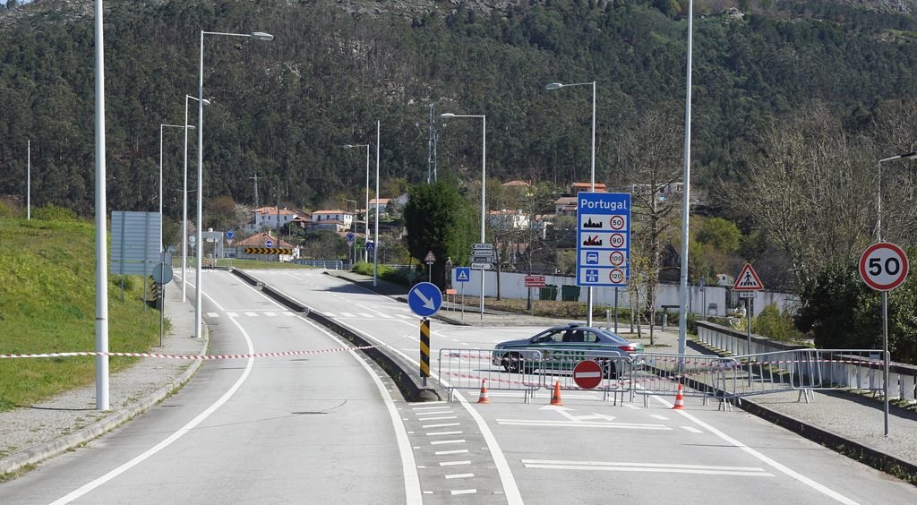 El control de la GNR cerrando ayer el puente entre Goián y Vilanova de Cerveira.