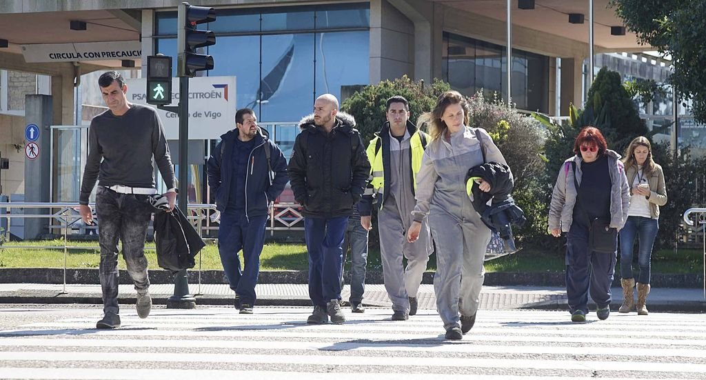 Trabajadores de la factoría de PSA en Balaídos a la salida del último día antes del cese de la producción por la alerta sanitaria.