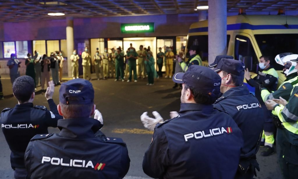 Agentes de Policía y Guardia Civil aplauden a los sanitarios del Clínico de Santiago de Compostela.
