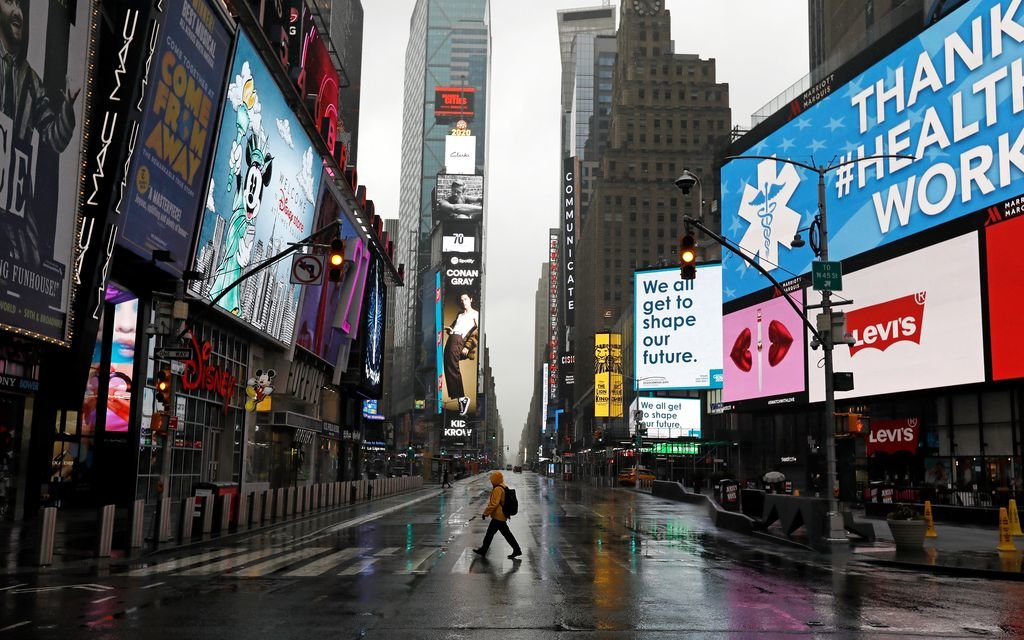 Un hombre cruza por la siempre repleta Times Square de Nueva York, ayer con escasos de viandantes.