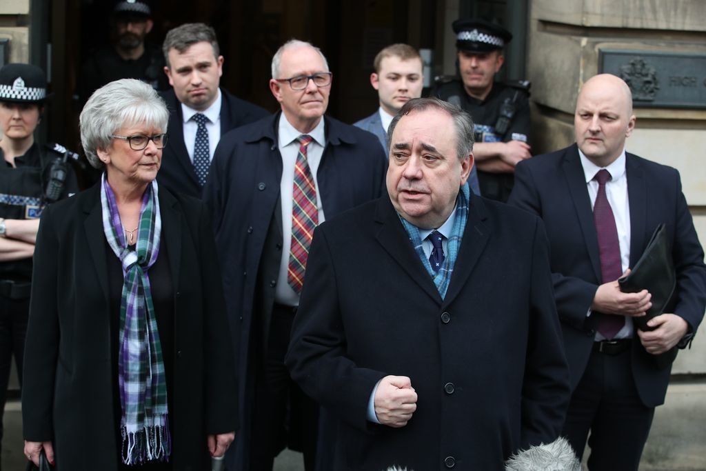 Salmond expresa su satisfacción a la salida del tribunal, acompañado de sus abogados.