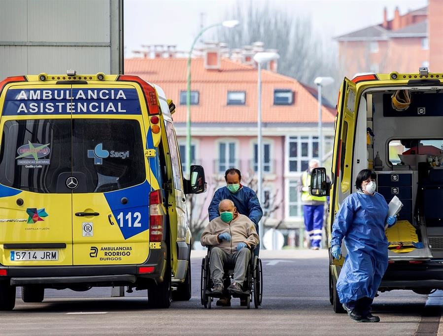 Un sanitario lleva a un enfermo a la puerta de urgencias del hospital Universitario de Burgos.