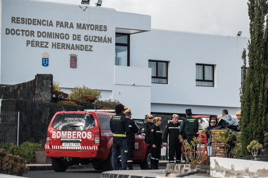 Efectivos de la Unidad Militar de Emergencias (UME) desinfectan este lunes zonas de la residencia de mayores del Cabildo de Lanzarote en Las Cabreras, Teguise