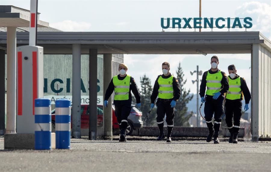 Miembros de la Unidad Militar de Emergencias (UME) desinfectan zonas de urgencias del Hospital Universitario de Lucus Augusti