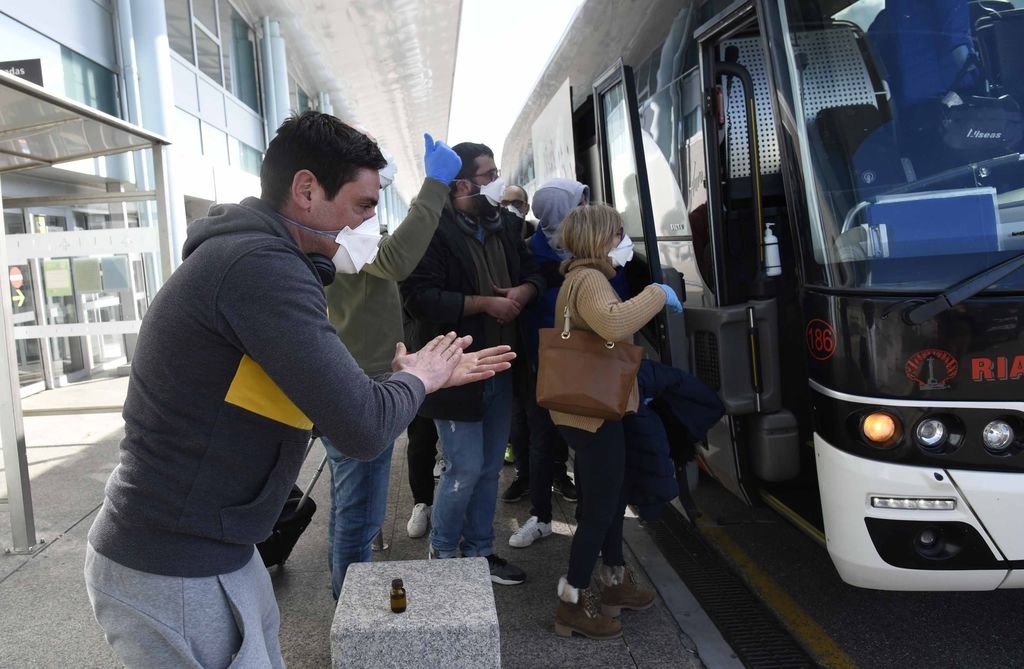 Los trabajadores gallegos a su llegada por la tarde a Peinador, donde a continuación subieron a un autobús para ir a sus domicilios a realizar el confinamiento.