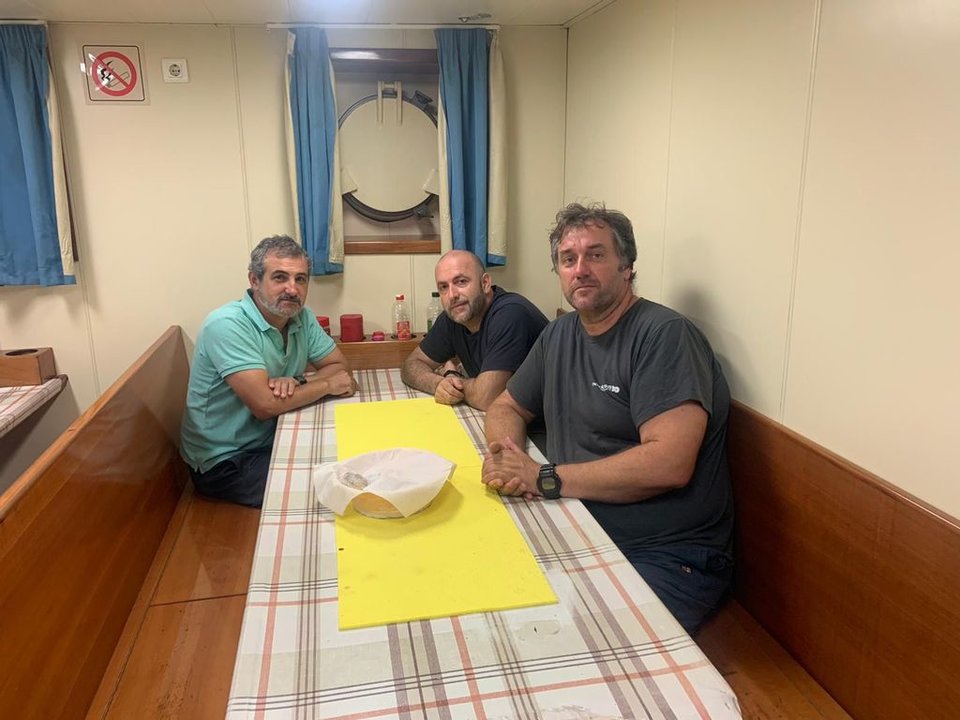 José Torres, Juan Lamela y Suso Pérez a bordo del palangrero &#34;Xuxo&#34; en el Atlántico Sur.