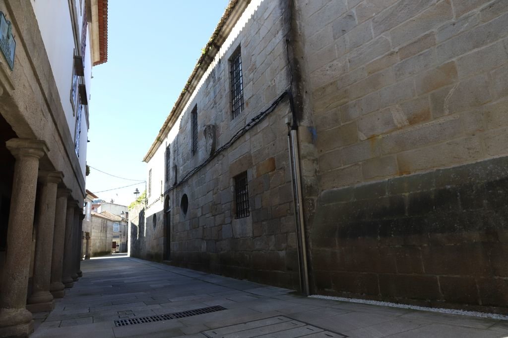 Entrada principal dede la calle Diego Carmona al convento de la orden de las Dominicas en Baiona, compuesta por siete monjas de clausura.