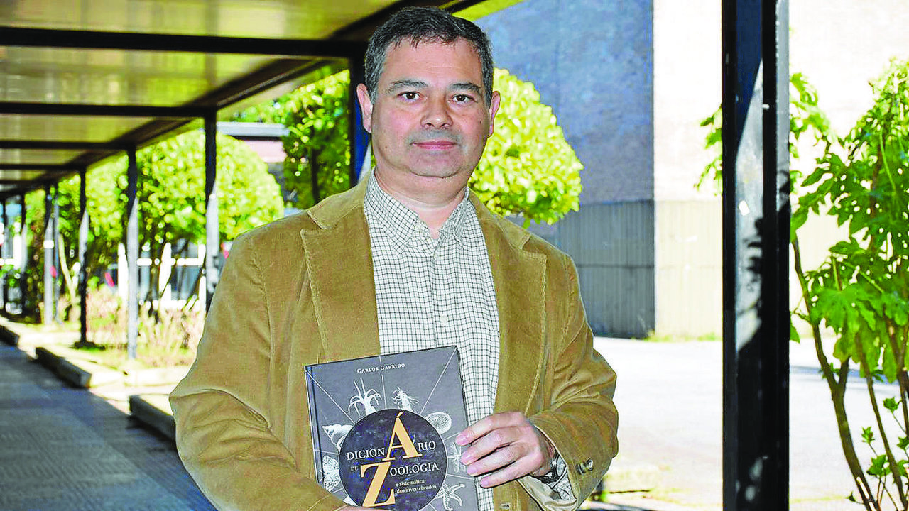 El profesor Carlos Garrido es el autor del diccionario.
