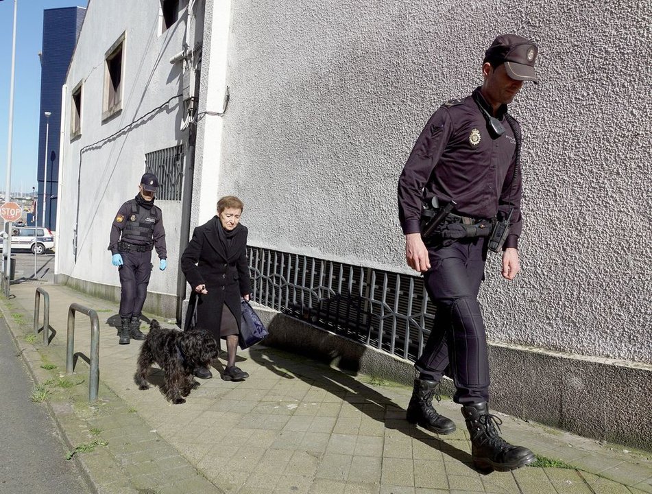 La patrulla policial, con la mujer y su perro, tras ser localizada en Beiramar.