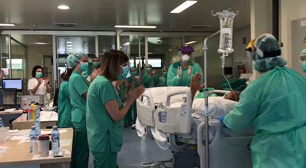 Momento de la salida de la UCI del Cunqueiro del primer paciente con coronavirus en Vigo entre los aplausos del personal del hospital.