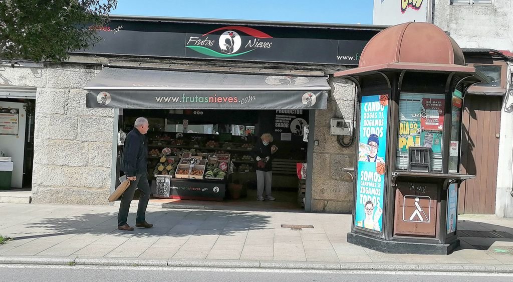 Las tiendas de Frutas Nieves recogen productos destinados a los comedores sociales de Vigo.
