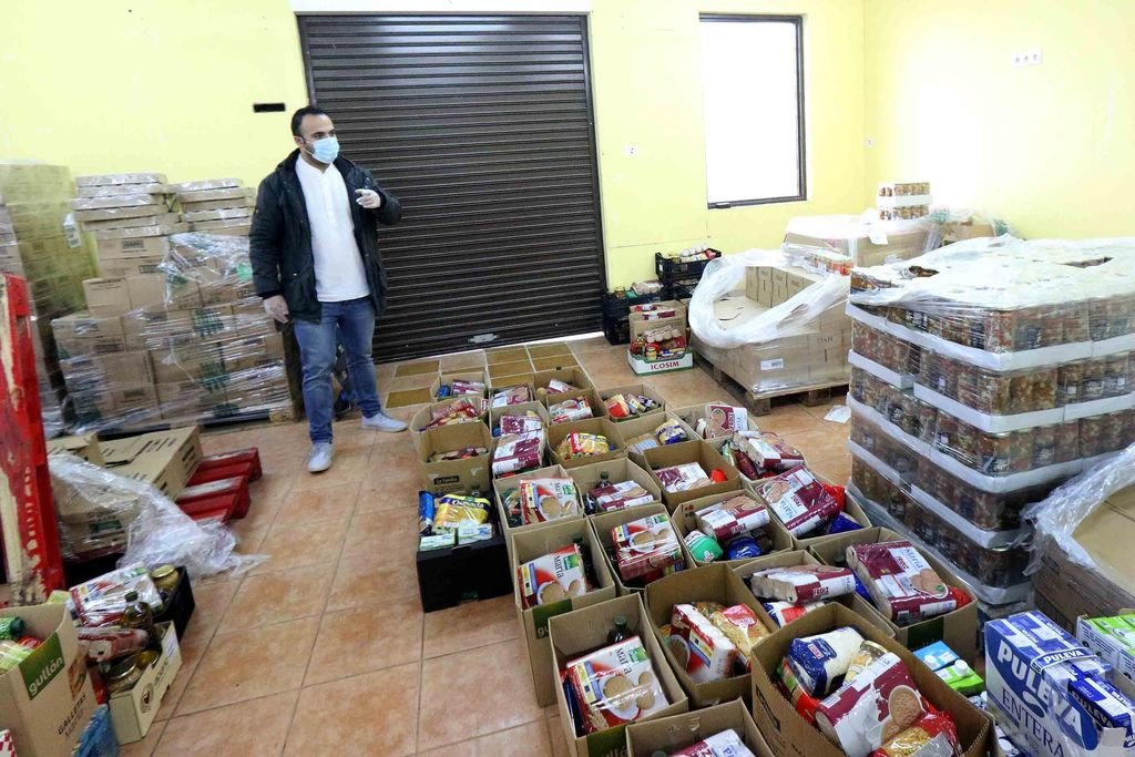 Lotes de alimentos preparados para repartir en Porriño ente familias y personas en precario.