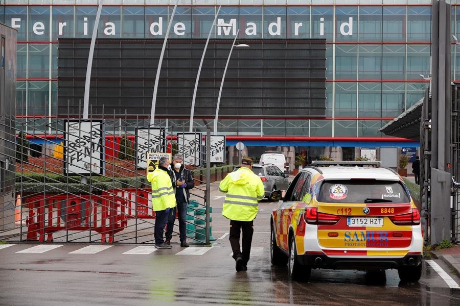Trabajadores del Samur llegan al hospital de emergencia habilitado en Ifema en Madrid