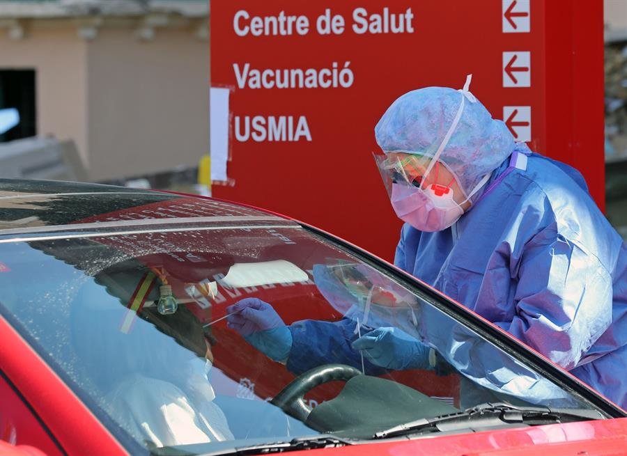 Miembros del hospital de la Malvarrosa, en Valencia, realizan test rápidos a las puertas del centro sanitario