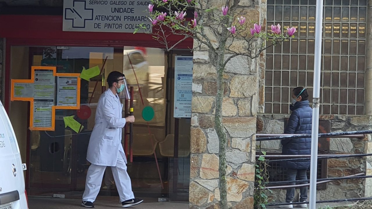 Los centros de salud en Vigo reciben en la puerta // JV Landín