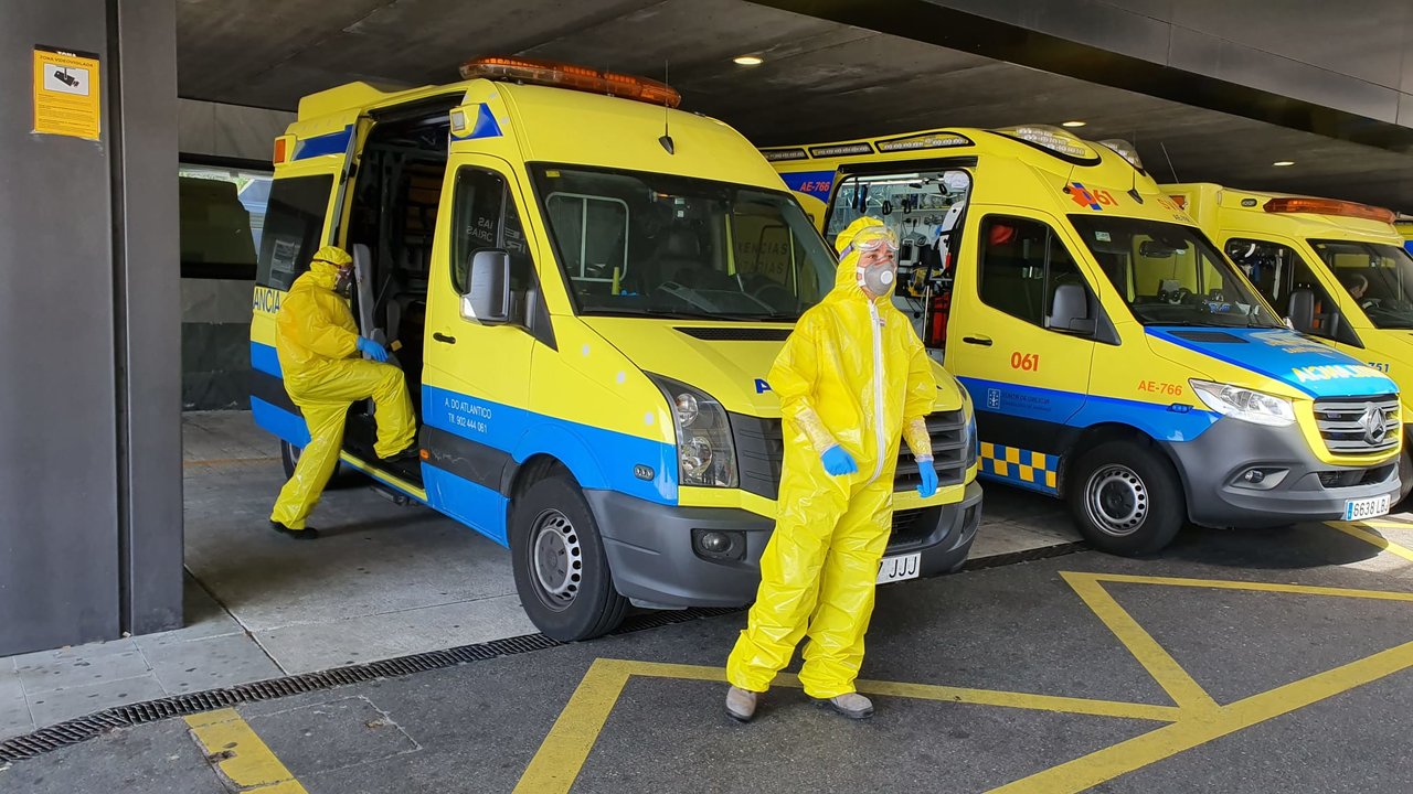 Personal de ambulancias en las Urgencias respiratorias instaladas en el Cunqueiro.