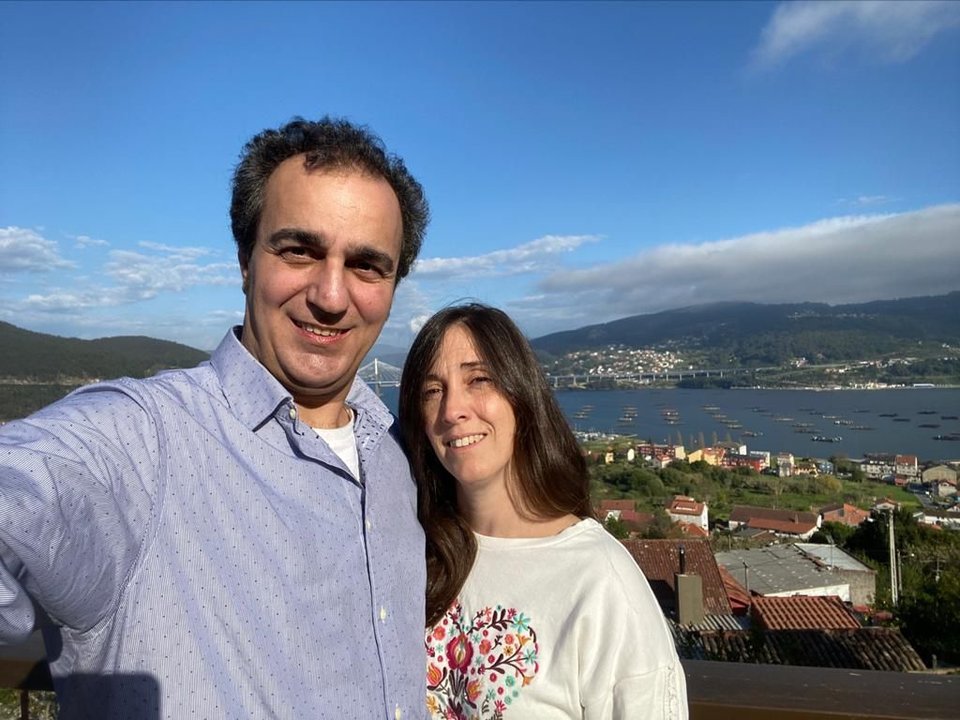 David Pereira se recupera en su casa en Domaio junto a su pareja Cristina Rommel, ambos positivos.