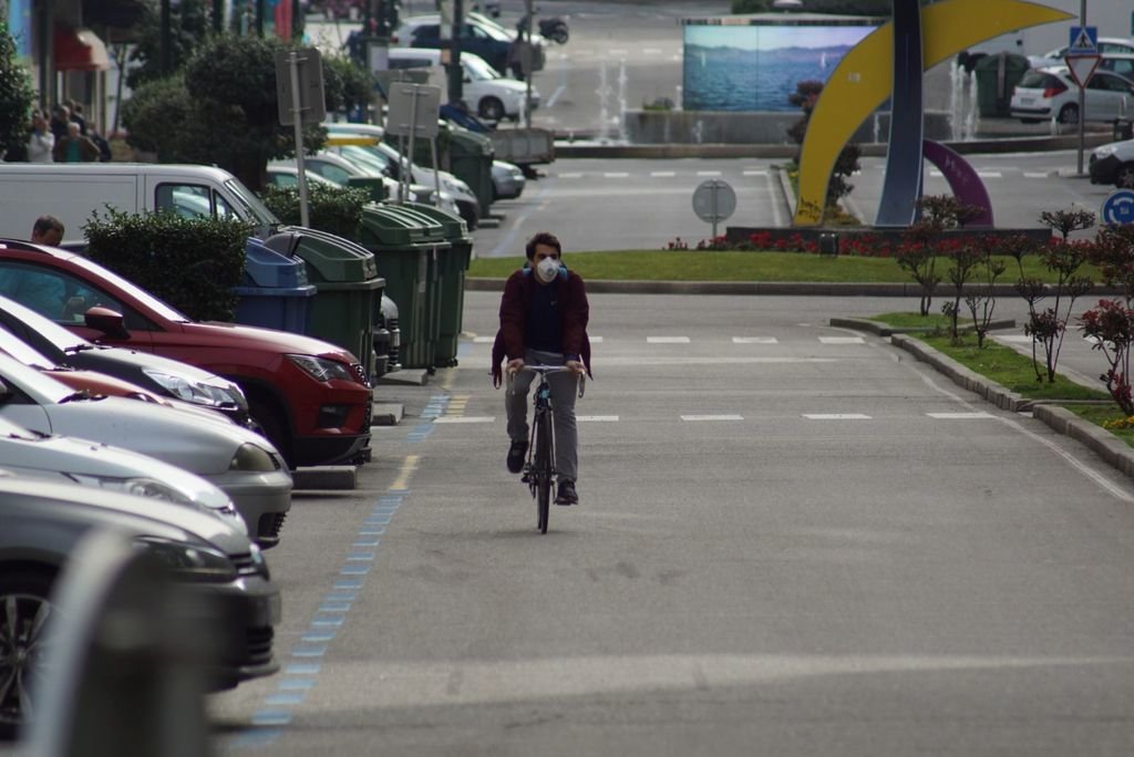 Un ciclista con mascarilla por Vigo.