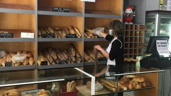 La panadería Viena, de Camelias, perdió muchos clientes al no poder coger el coche para desplazarse a comprar el pan.