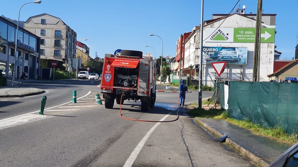Las máquinas de limpieza y el camión de emergencias municipal recorrieron en la jornada de ayer las calles de la parroquia de Chapela.