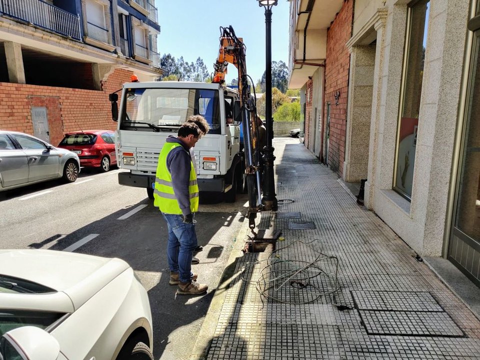 Obras de refuerzo del alumbrado público en plena ejecución en tres céntica calles de A Cañiza.