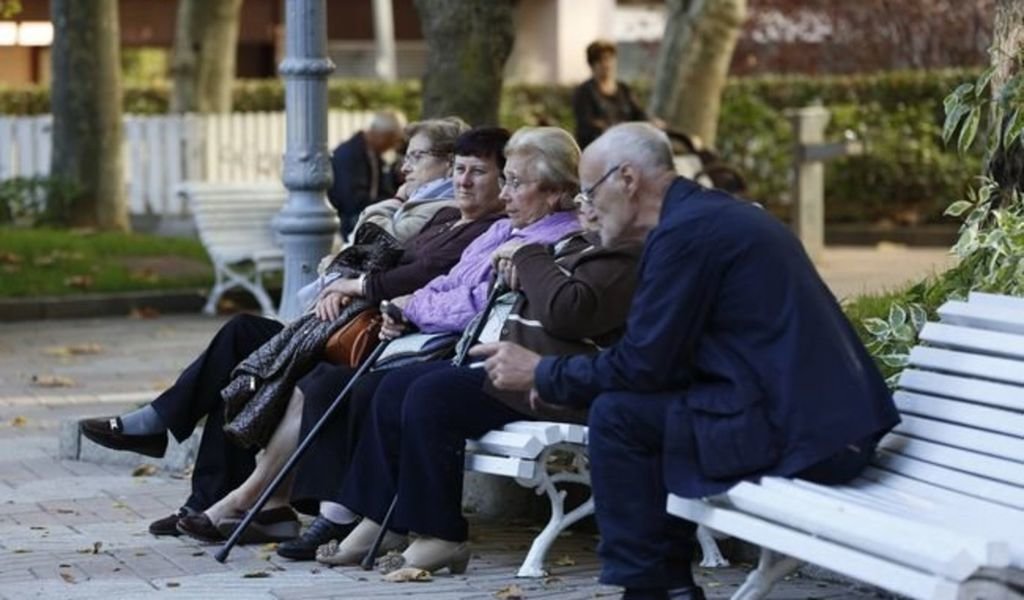 Un grupo de jubilados conversa en el Parque de San Lázaro de Ourense.
