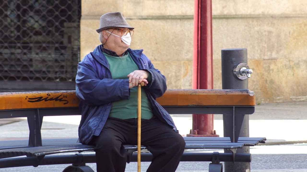 Un señor con mascarilla en las calles de Vigo