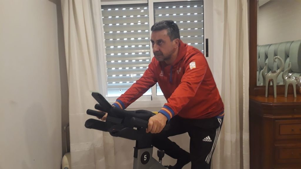 Juan Bautista Pérez realiza sesiones de bicicleta y también tablas de ejercicio para mantener la forma.