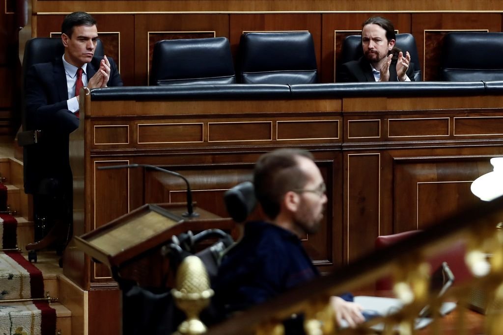 Sánchez e Iglesias aplauden a Echenique en la última sesión plenaria del Congreso.