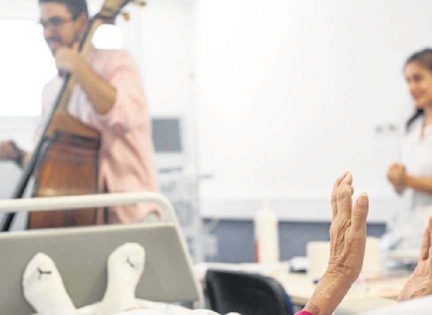 Un paciente agradece el concierto de música en la habitación de un hospital.