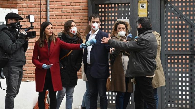 Un grupo de periodistas entrevista a un familiar de un residente a las puertas de una residencia de ancianos en Madrid.