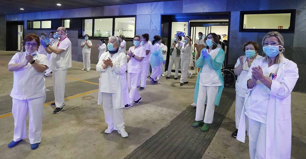 Profesionales de la sanidad aplauden en un acto solidario en el Hospital Álvaro Cunqueiro.
