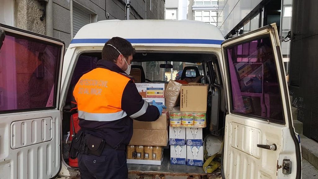 Ocho voluntarios de Protección Civil comenzaron el pasado jueves a repartir en Baiona
