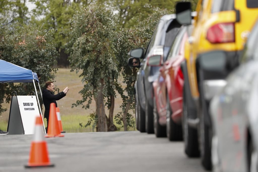 Un sacerdote en Pleasanton, en California (EEUU) confiesa quienes acuden al lugar en sus coches.